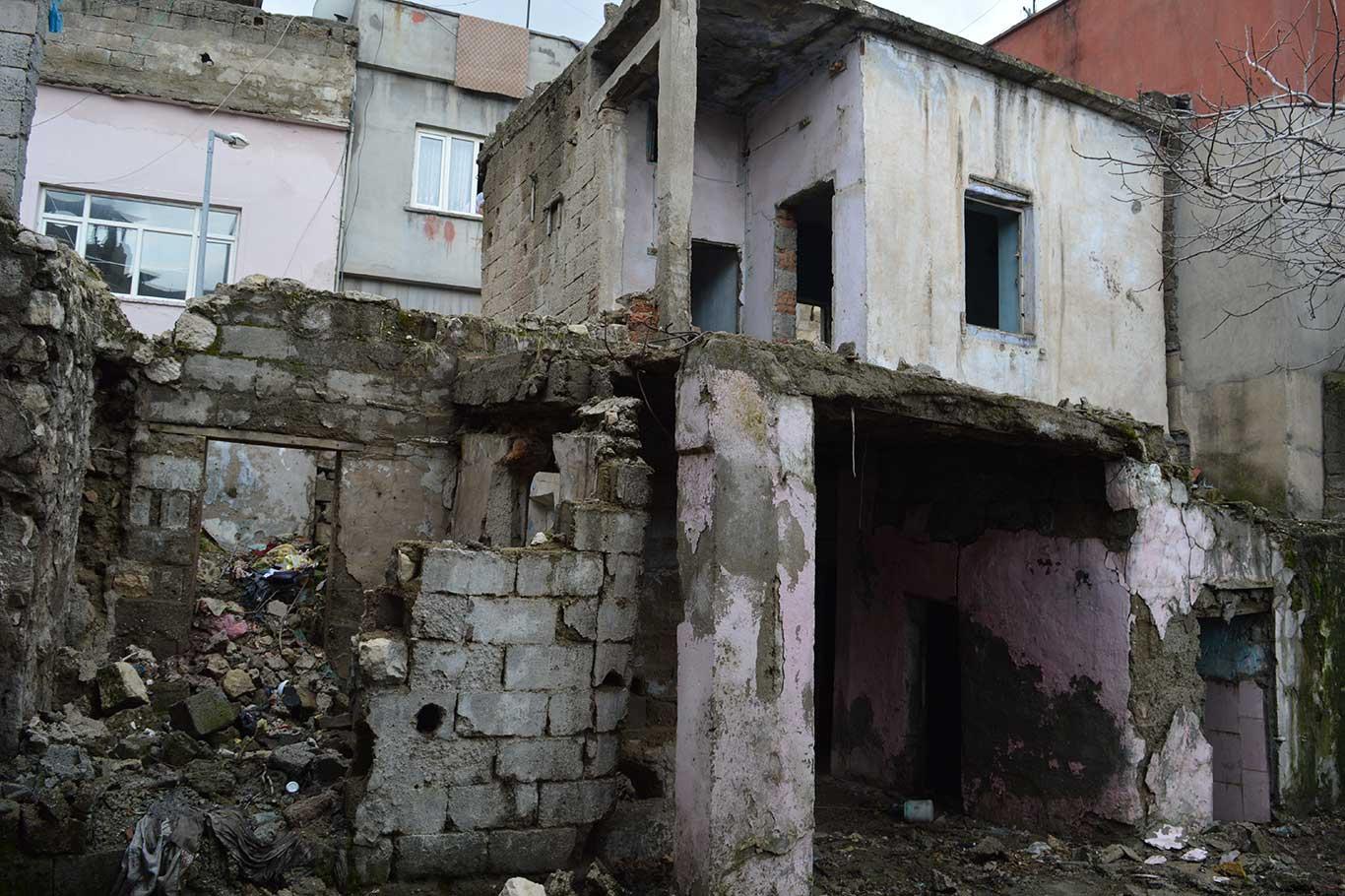 Madde bağımlılarının mesken tutuğu harabe evin yıkılmamasına vatandaşlardan tepki geldi Madde bağımlılarının mesken tutuğu harabe evin yıkılmamasına vatandaşlardan tepki geldi